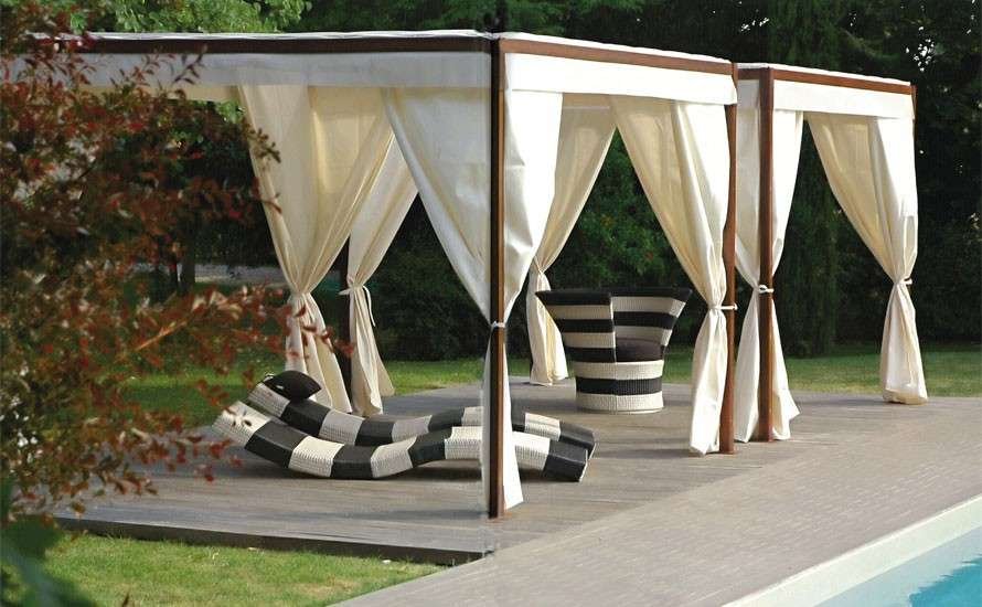 gazebo-arredato-con-sdraio-a-righe